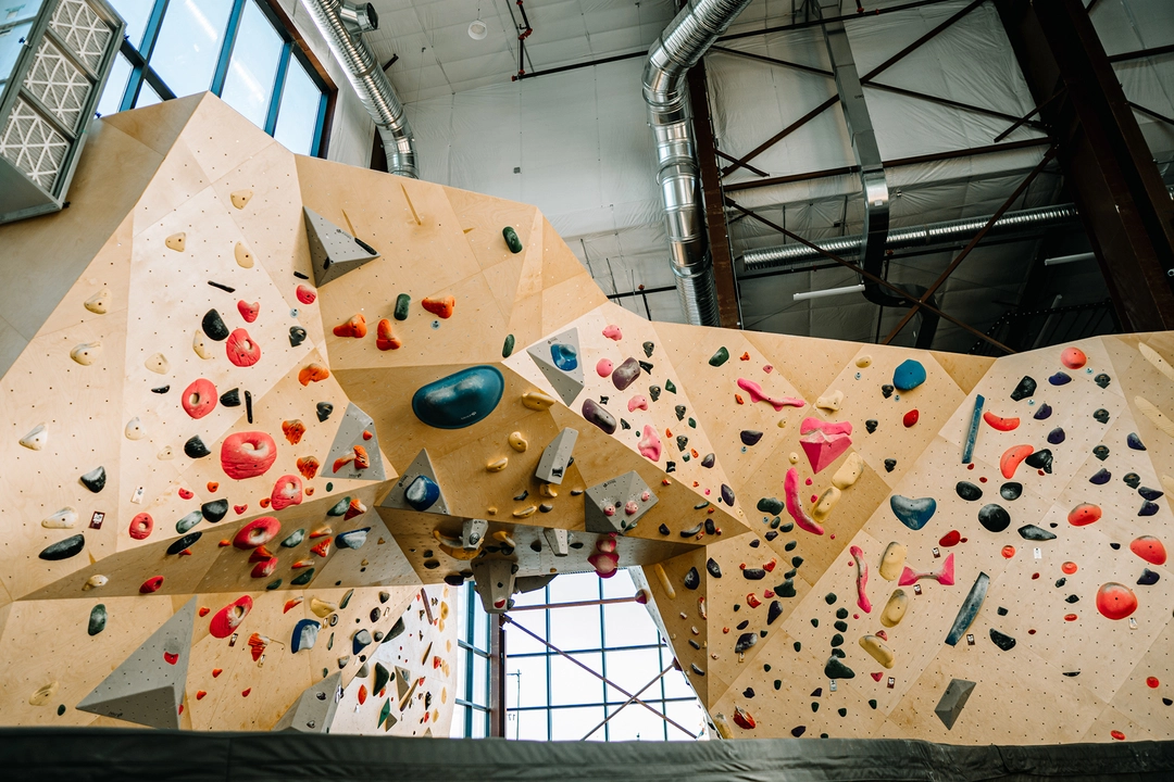 Flowing bouldering wall.
